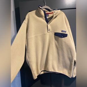 Patagonia pullover with front pocket and buttons